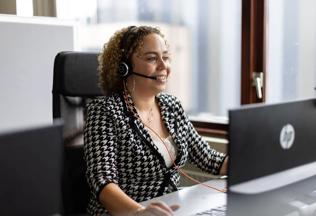 Smart Marketing medewerker aan de telefoon