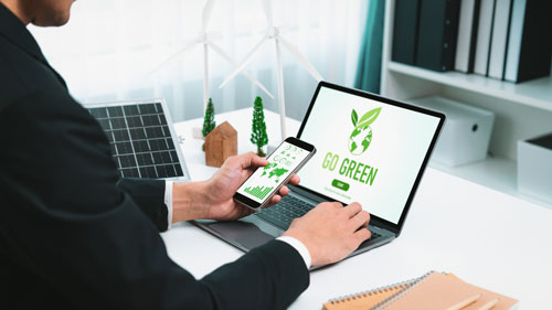 Laptop met groene duurzame website, illustratief voor milieuvriendelijk en energiezuinig webdesign in 2025