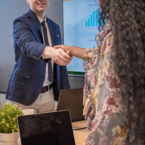 Team van marketingexperts werkt samen aan een online strategie op laptop voor meer zichtbaarheid en conversie